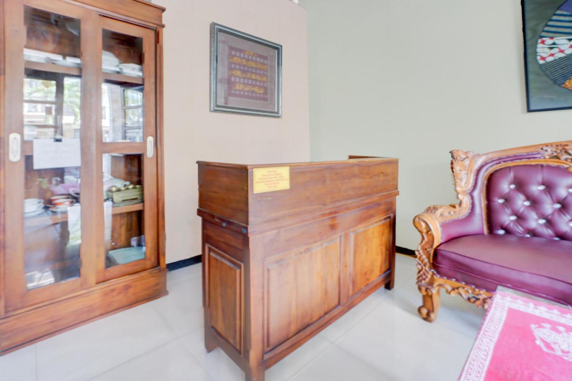 Oyo Life 93083 Nova Jaya 3 Homestay Syariah Lamongan Экстерьер фото