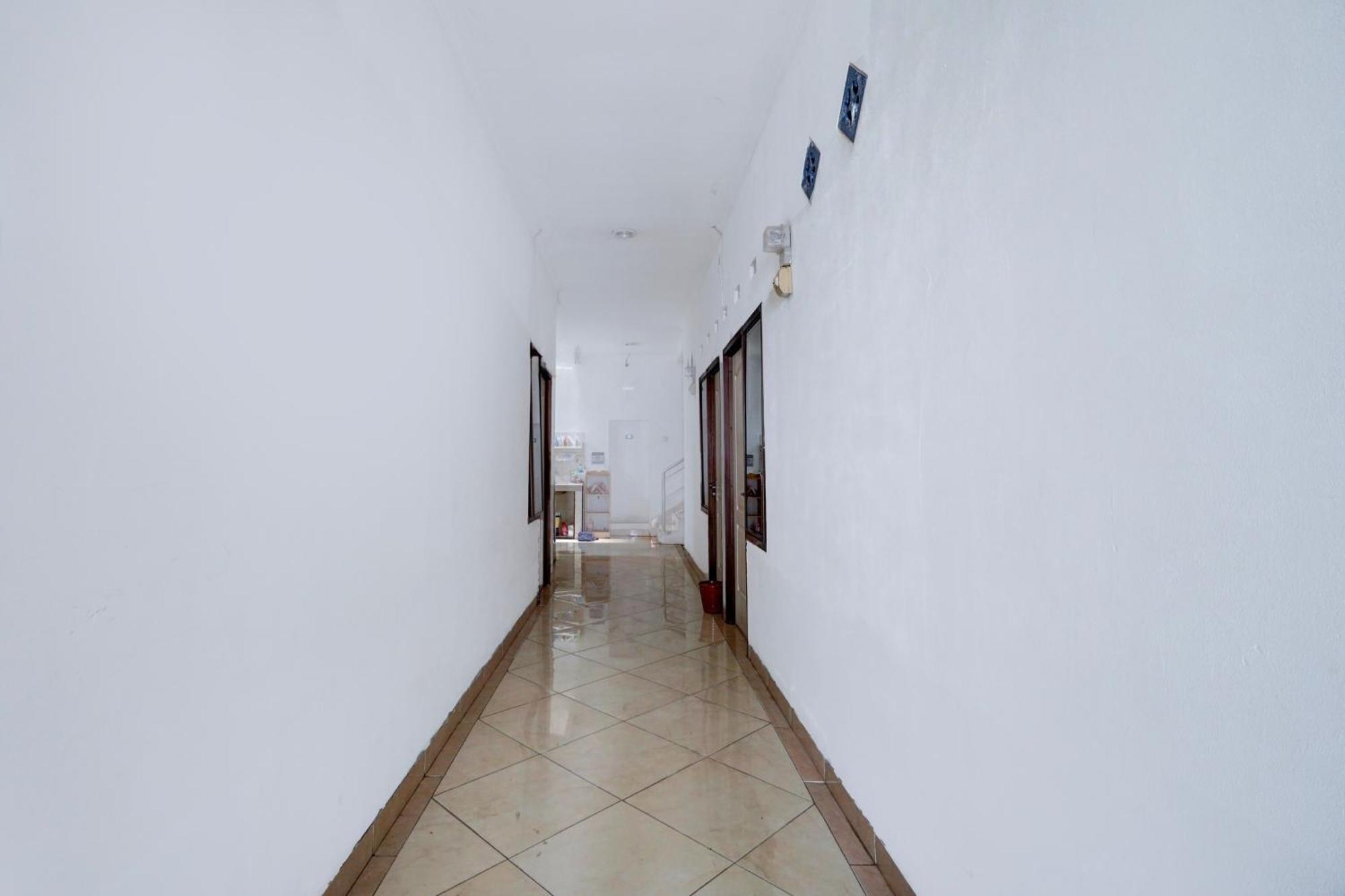 Oyo Life 93083 Nova Jaya 3 Homestay Syariah Lamongan Экстерьер фото