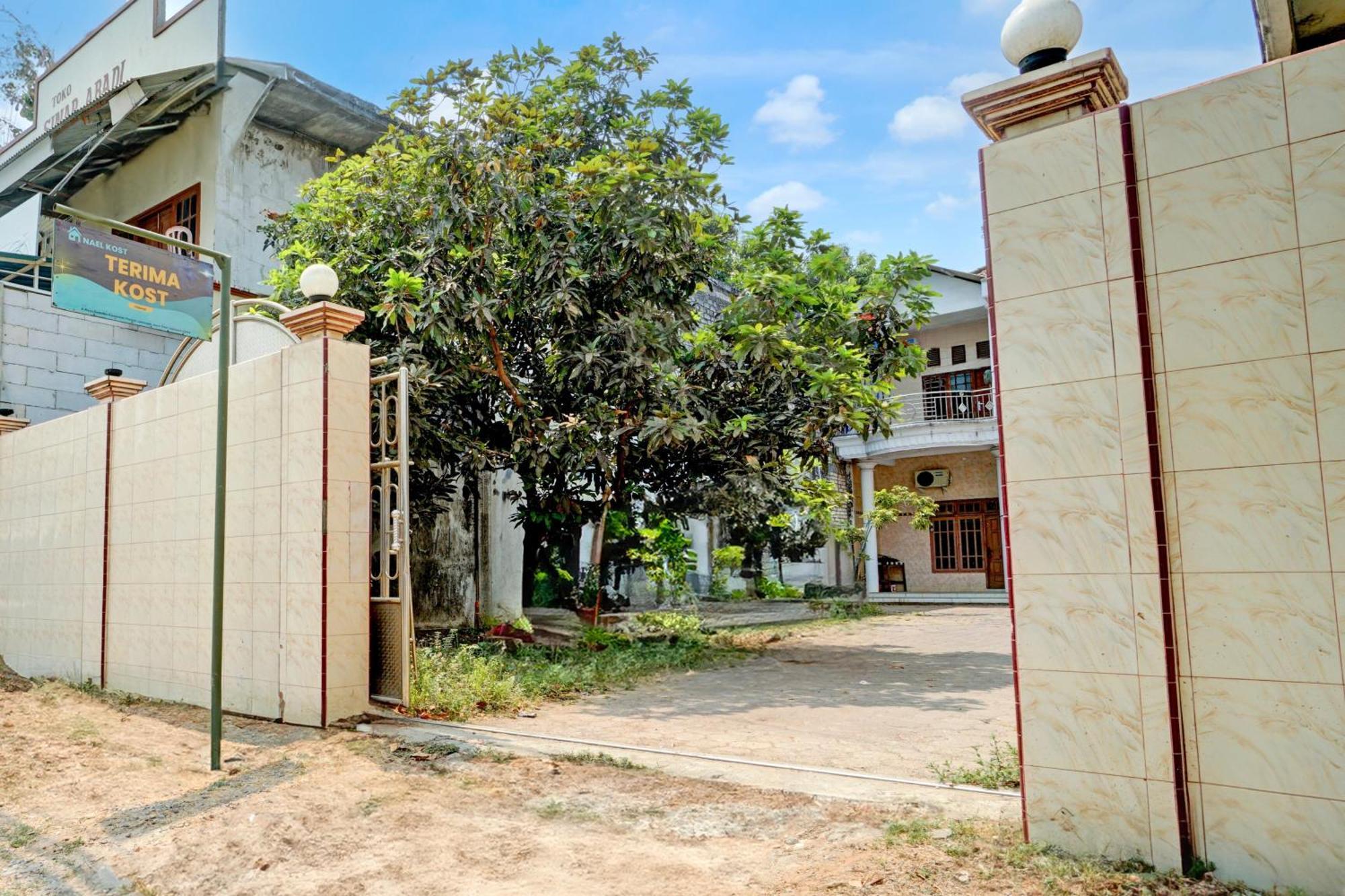 Oyo Life 93083 Nova Jaya 3 Homestay Syariah Lamongan Экстерьер фото