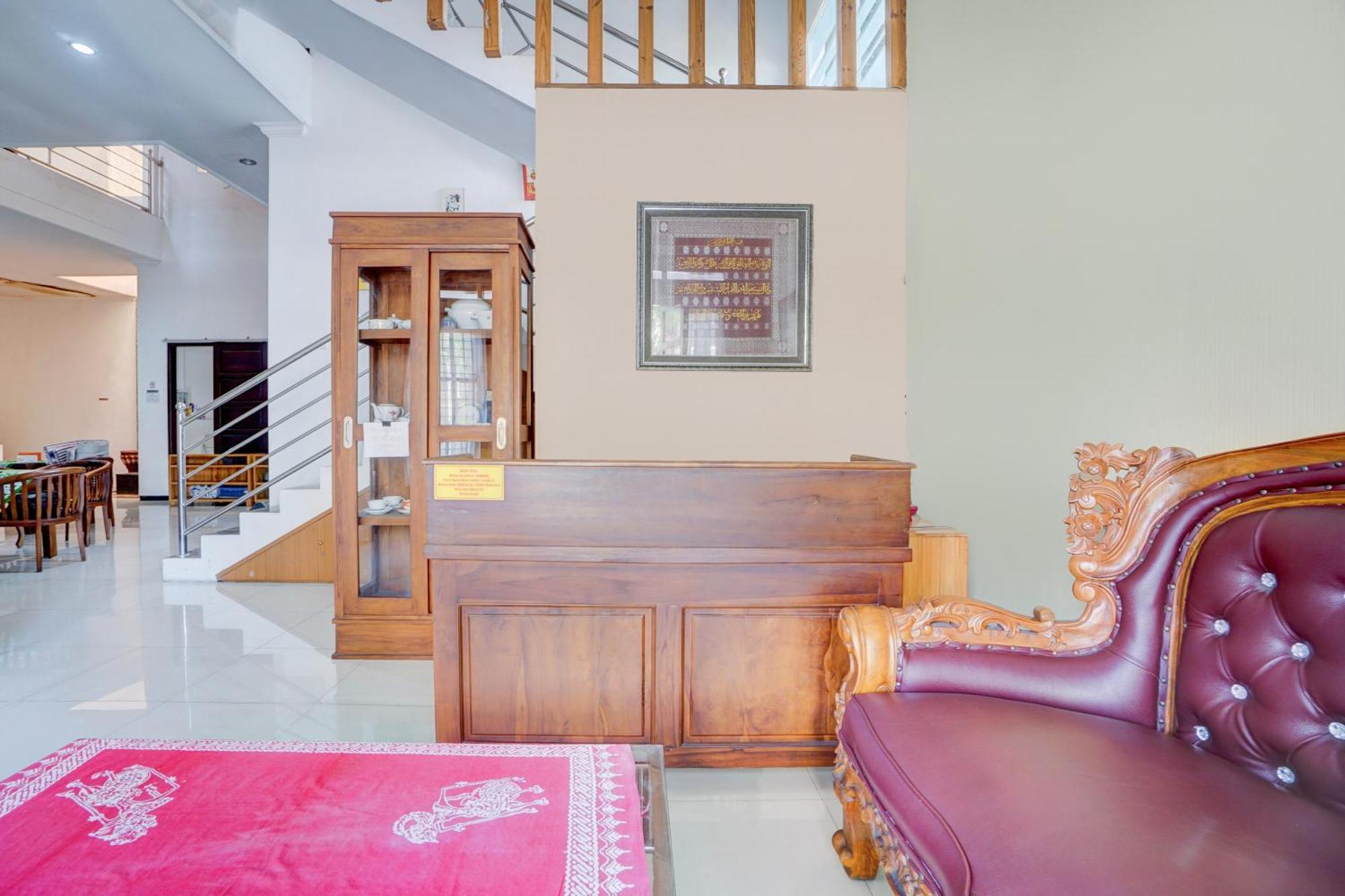 Oyo Life 93083 Nova Jaya 3 Homestay Syariah Lamongan Экстерьер фото