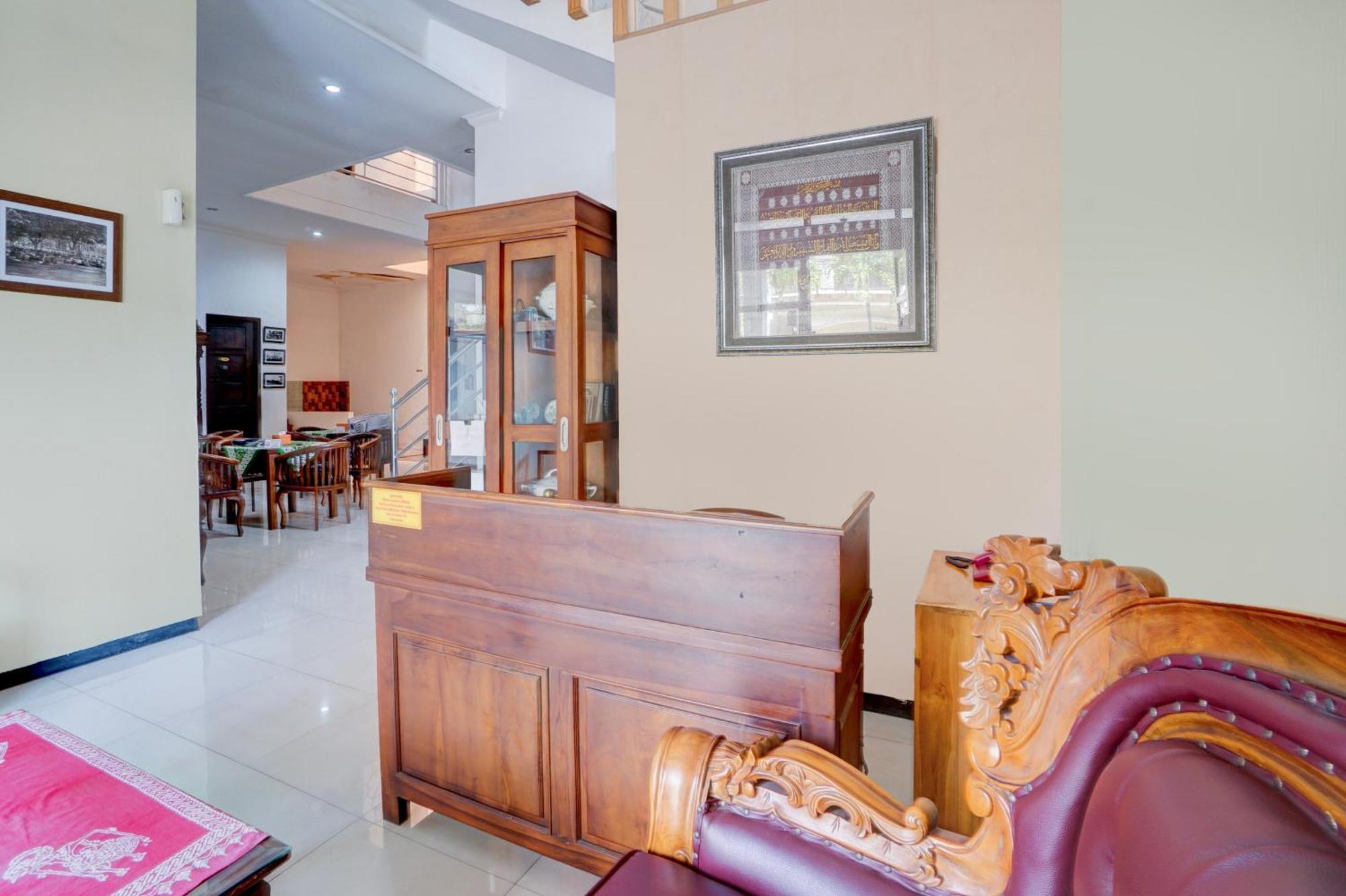 Oyo Life 93083 Nova Jaya 3 Homestay Syariah Lamongan Экстерьер фото