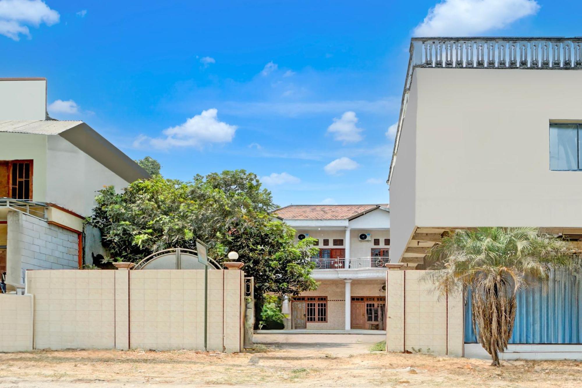 Oyo Life 93083 Nova Jaya 3 Homestay Syariah Lamongan Экстерьер фото